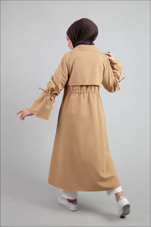 Beli Bağcıklı Camel Trenç