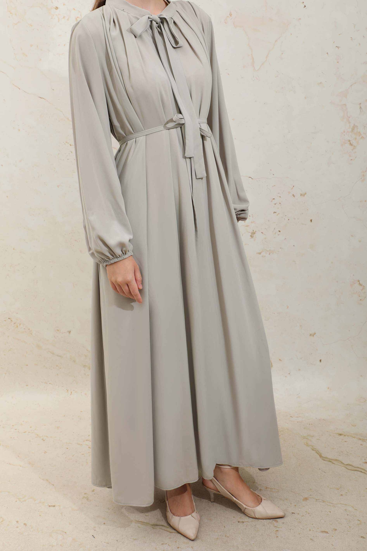 Omzu Pileli Fularlı Elbise Taş